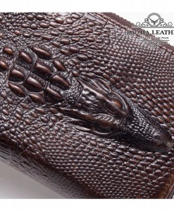 Bề mặt vì dập nổi họa tiết da cá sấu rất thật và đẹp mắt