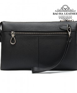 Mặt sau Clutch có thêm 1 ngăn khóa kéo