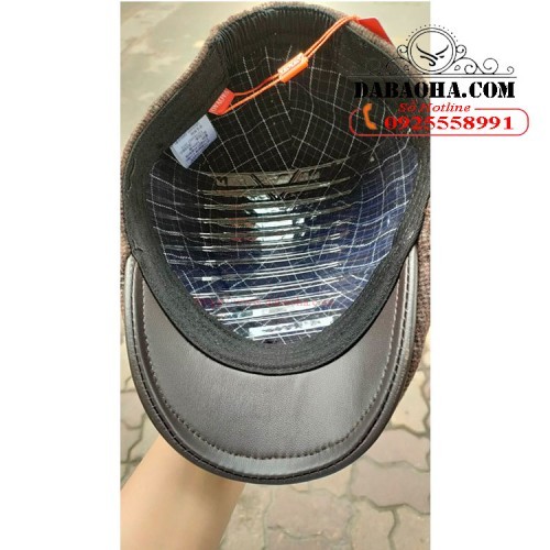 Lưỡi mũ bọc da, bên trong lót vải lụa