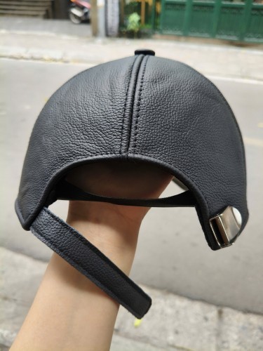 Phía sau mũ có đai điều chỉnh