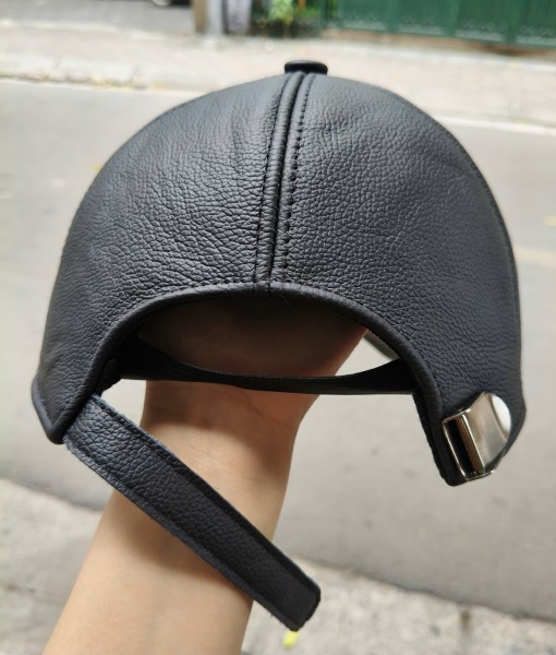 Phía sau mũ có đai điều chỉnh